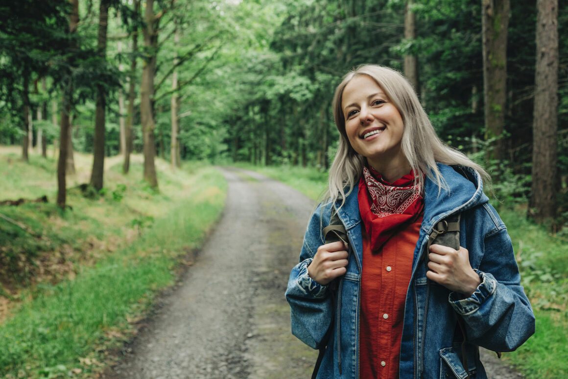 Frau wandert alleine