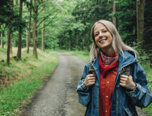 Frau wandert alleine