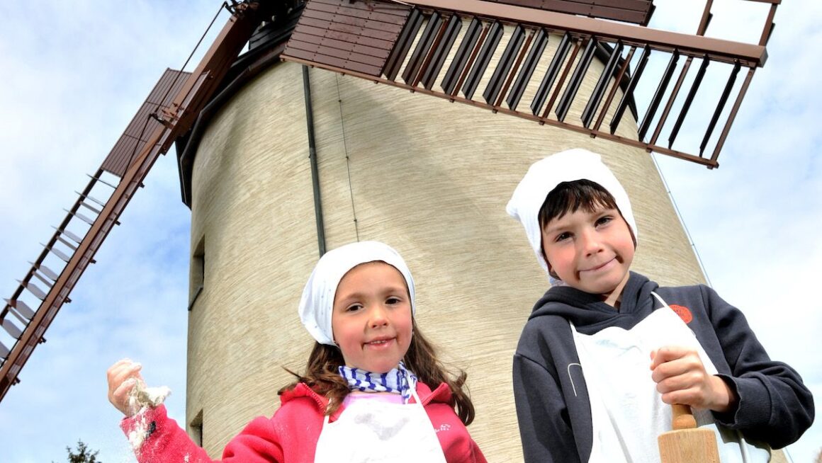Kinder vor Windmühle Syrau im Vogtland