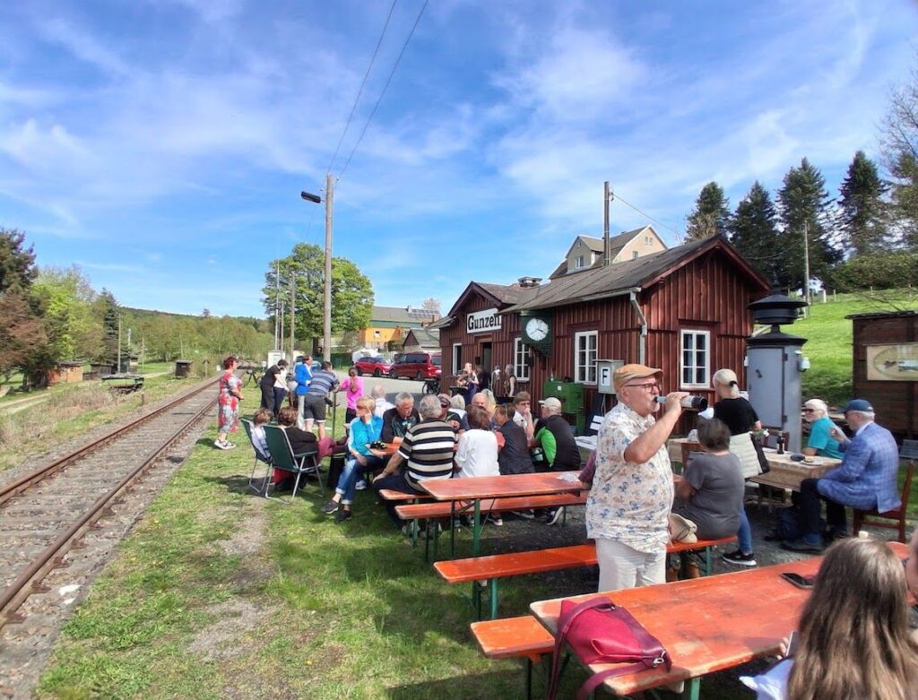 Eisenbahn Nostalgie pur: Bahnhofshäuschen Gunzen