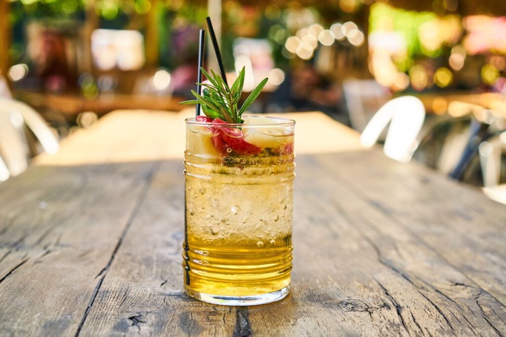 Apfelschorle im Biergarten